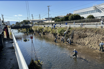 事業所近くを流れる新中川の清掃活動